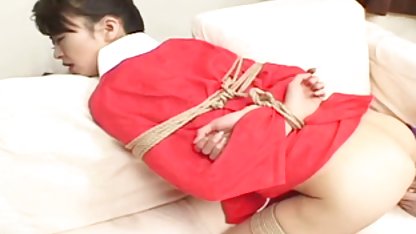 Tiga sek pul jepang wanita dalam warna merah